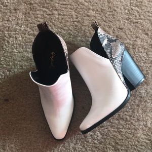 Qupid White Crocodile Print Pumps/Heels